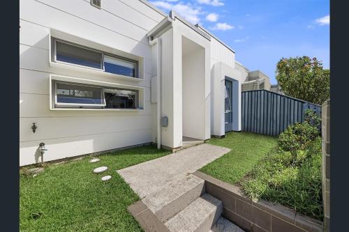 Modern Holiday Home Prime Birtinya Location Near Hospitals and Beaches