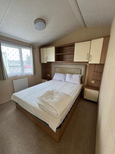 Lovely Caravan At Steeple Bay, Essex Ref 36056A in Steeple