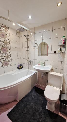 douche, Erdvus 3 kambarių butas Ventos 22 (Erdvus 3 kambariu butas Ventos 22) in Mazeikiai