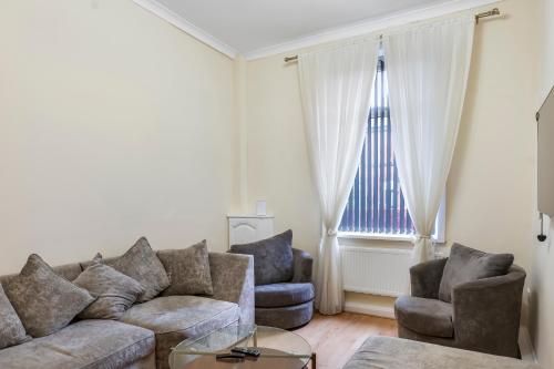 Relax in Comfort 3BR Home for 6 with Full Kitchen, Lounge, Large Bath gîte à louer St Gabrials High School Baron Street BURY