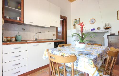 virtuve, 1 Bedroom Beautiful Apartment In Serramezzana in Serramezzana