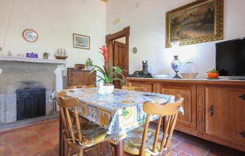 virtuve, 1 Bedroom Beautiful Apartment In Serramezzana in Serramezzana
