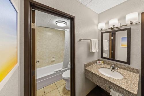 Days Inn by Wyndham Winona Room Type - Queen Room - Non-Smoking