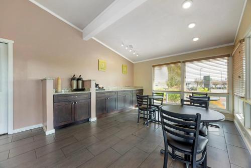 Rodeway Inn Albany - image 9