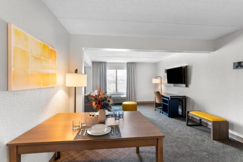 Comfort Suites Austin Airport - image 14