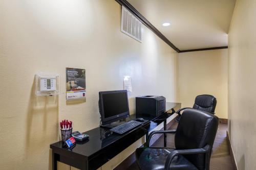 Comfort Suites Austin Airport - image 13