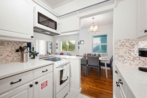 Condo by the Beach King Beds Lush Patio w BBQ Breakers Key One H0MES, Fort Lauderdale (zdjęcie 8)