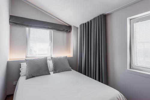 One-Bedroom Apartment image 2