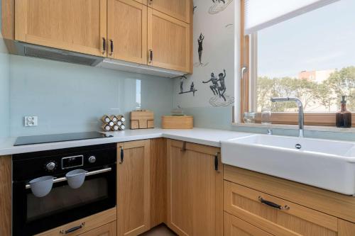 Bếp, Spacious Apartment in Gdańsk with Sauna, Gym, Parking and Desk by Renters Prestige (Spacious Apartment in Gdansk with Sauna, Gym, Parking and Desk by Renters Prestige) in Letnica
