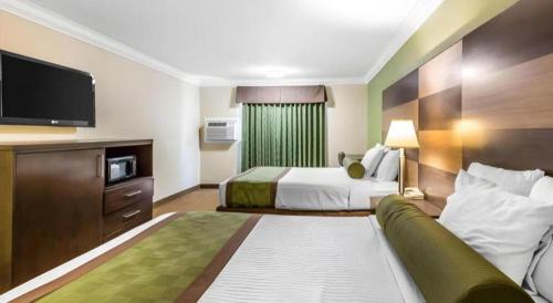 Rodeway Inn & Suites Canyon Lake-Menifee West in Canyon Lake, USA