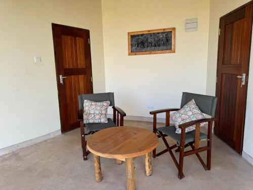 Kamungi Bandas in Tsavo