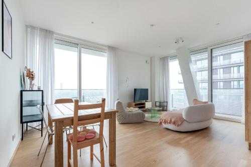 Hoch hinaus - Pool am Dach, Rundum Balkon mit Traumaussicht in Wien, Österreich