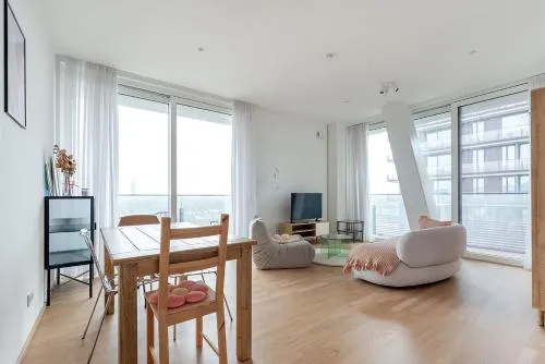 Hoch hinaus - Pool am Dach, Rundum Balkon mit Traumaussicht in Wien, Österreich
