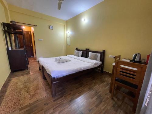 1 double bed, 1 twin bed