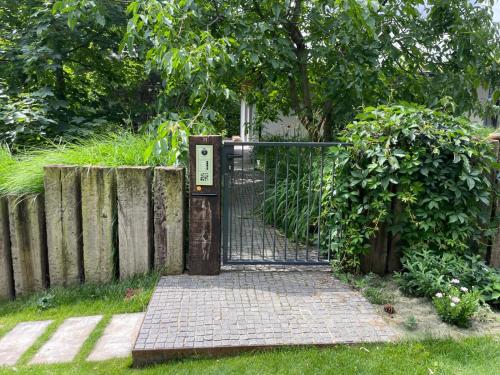 Ubytování uprostřed zeleně (Ubytovani uprostred zelene) in โคฮูโตวิเซ