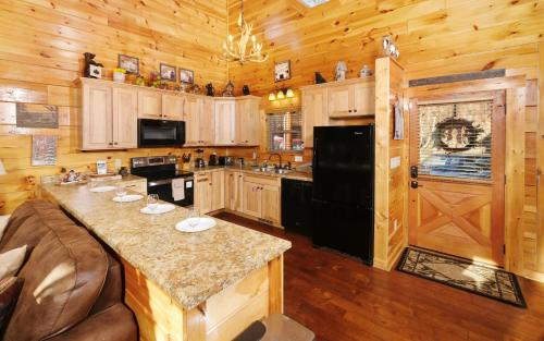 Charlie Brown's Cabin・Hot Tub・Game Room・Community Pool + Mini Golf - image 7