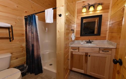 Charlie Brown's Cabin・Hot Tub・Game Room・Community Pool + Mini Golf - image 14