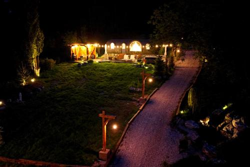Skats, Friday Inn Igloo - Jacuzzi incalzit, Foisor cu incalzire infrarosu si videoproiector, Intimitate, Na in Komarnika