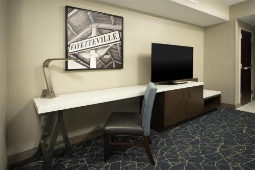 Hilton Garden Inn Fayetteville/Fort Bragg - image 8