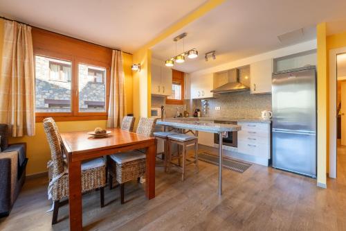 cuina, Barthe Holidays I Apartamento rustico en El Tarter 6PAX I Gran terraza con vistas al valle, ideal pa in Incles