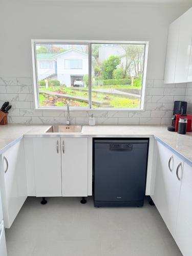 Kitchen, Renovated Entire 2BR Flat, Comfort, Scenic Views, Free Parking & 10 min to Ferry in North Wellington