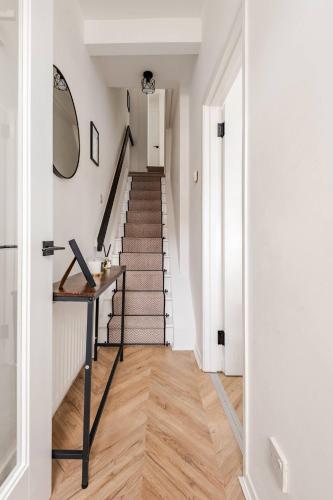 Modern 2br Free Parking Walk To City in บอลลีมาคาร์เรต