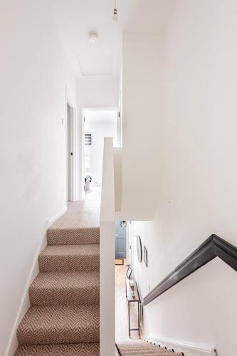 Modern 2br Free Parking Walk To City in บอลลีมาคาร์เรต