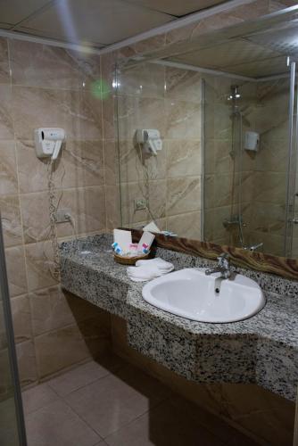 Standard Twin Room with Garden View room in Cataract Resort & Aqua Park Naama Bay