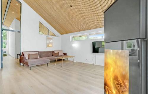 Comoditats, Luxury Lake House With Activities For All in Sunds