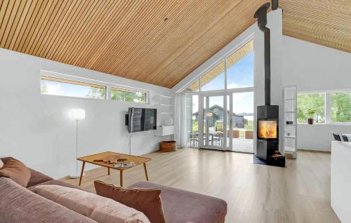 Comoditats, Luxury Lake House With Activities For All in Sunds