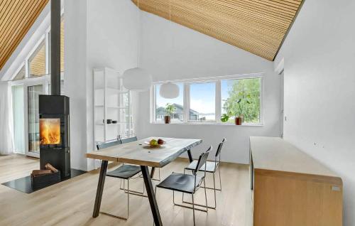 Comoditats, Luxury Lake House With Activities For All in Sunds