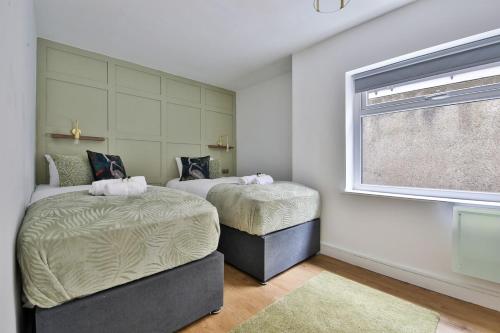 Stunning 2 Bed with Private Parking, WiFi & Coffee near สวนบิวท์