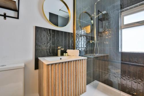 Stunning 2 Bed with Private Parking, WiFi & Coffee near สวนบิวท์