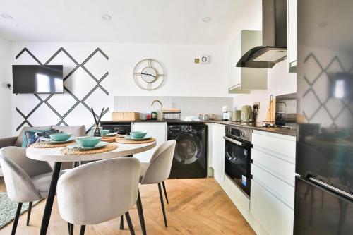 Stunning 2 Bed with Private Parking, WiFi & Coffee near สวนบิวท์