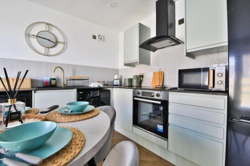 Stunning 2 Bed with Private Parking, WiFi & Coffee near สวนบิวท์