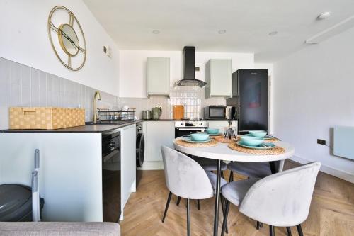 Stunning 2 Bed with Private Parking, WiFi & Coffee near สวนบิวท์