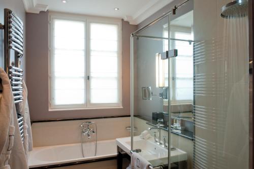 Lovely Bathroom! - Picture of Hotel Le Burgundy, Paris - Tripadvisor