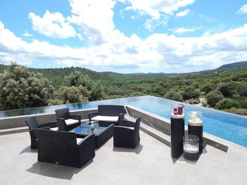 Splendide villa contemporaine avec vue panoramique sur le Pic Saint Loup gîte à louer Vacquières