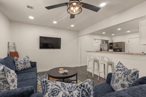 共用Lounge/電視區, Monticello Cottage in Tulsa in 伊斯頓高地