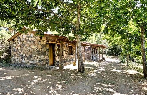 Stone Mountain Cottage Rental for Five Guests near Bragança, Portugal gîte à louer Castrelos