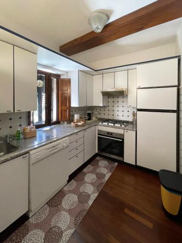 кухня, Casa San Francesco Soggiorna nel cuore di Lucca in Лукка