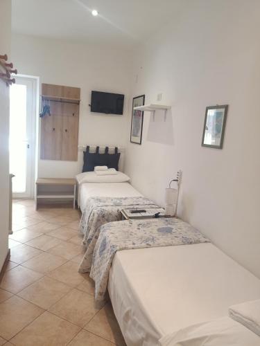 2 twin beds
