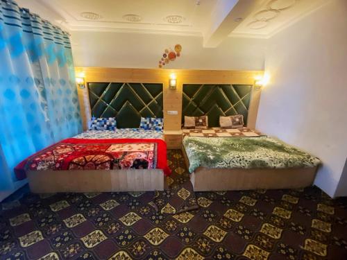 Lake side stays in Srinagar