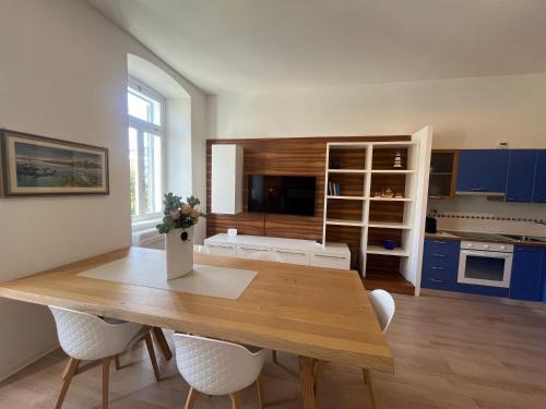 One-Bedroom Apartment image 2