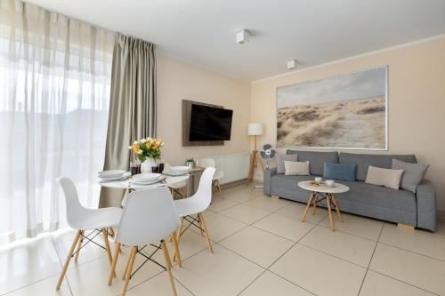 Eleganckie Apartamenty Sun Seasons 24 Blisko Plaży z Parkingiem by Noclegi Renters