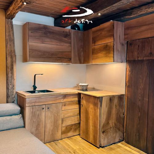 Whispering Pines Villa in Lumbardh