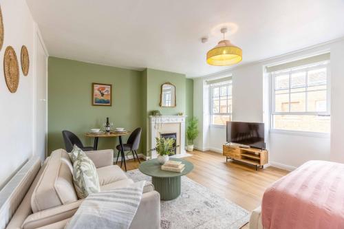 Charming Studio with Stunning Windsor Castle Views - By Tempstay, Windsor