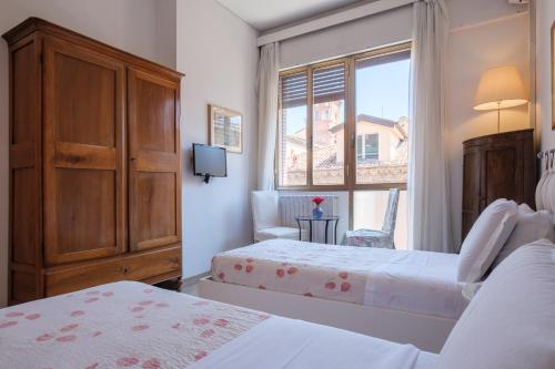 Twin Room with Private External Bathroom image 8