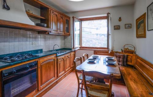 virtuve, Lovely Home In Careggine in Careggine