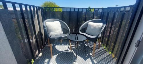 Балкон, Apartment 20 minutes from Warsaw with Balcony by Noclegi Renters in Олтажев